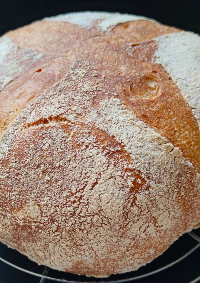 Una foto de Hogaza de pan casero (con masa vieja)