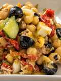 Garbanzos aliñados con pimientos y ventresca