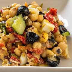 Una foto de Garbanzos aliñados con pimientos y ventresca