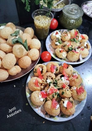 A picture of Mumbai famous street food Instant Dahi puri chaat.