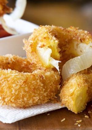 Una foto de Aros de cebolla y queso