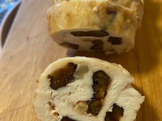 рулет із курячого філе з чорносливом та горіхами