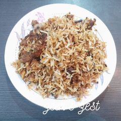 A picture of Hyderabadi Kachchi Aqhni Chicken Dum Biryani.