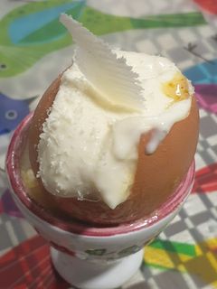 Una foto de Huevo surprise con salmón y salsa de parmesano