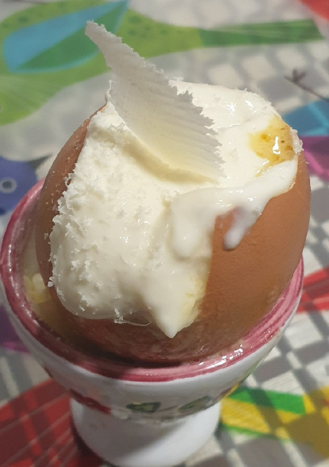 Una foto de Huevo surprise con salmón y salsa de parmesano