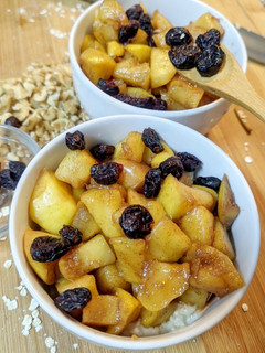 Una foto de Avena con manzana caramelizada, nueces y arándanos