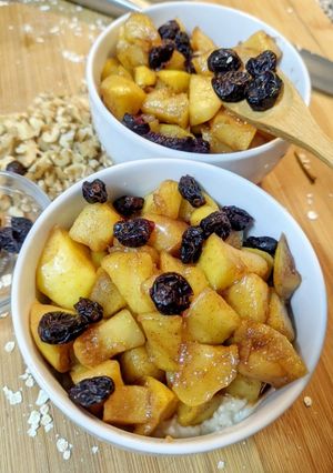 Una foto de Avena con manzana caramelizada, nueces y arándanos
