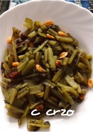 Una foto de Troncos de borrajas con cacahuetes