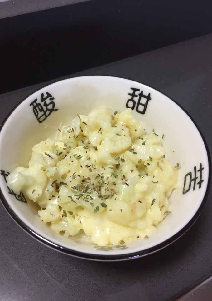 Una foto de Coliflor rápida con queso al microondas