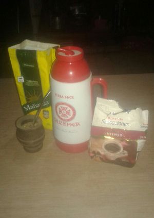 Una foto de Mate con café