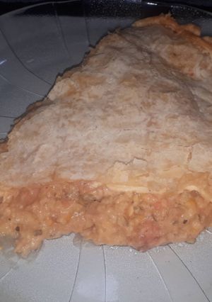 Una foto de Tarta de choclo, cebolla, jamón con toque rojo remolacha !!