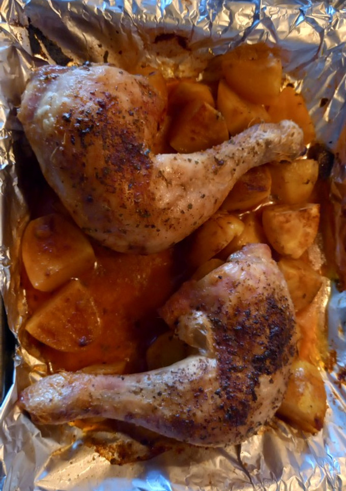 Una foto de Pollo Asado con Patatas a mi Estilo 🤤