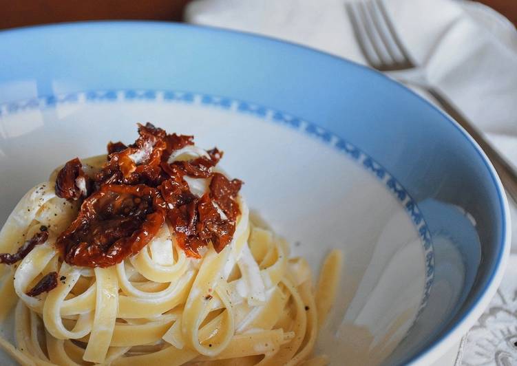 Cacio e pepe con pomodori secchi sott'olio