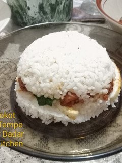 Foto resep Nasi Cokot Sambal Tempe dan Telur Dadar