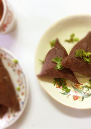 A picture of Crunchy crispy ragi samosa.
