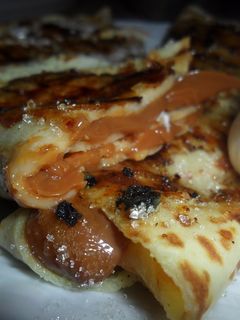Una foto de Panqueques acaramelados con dulce de leche y crema chantilly