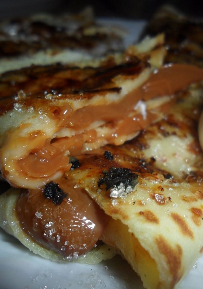 Una foto de Panqueques acaramelados con dulce de leche y crema chantilly
