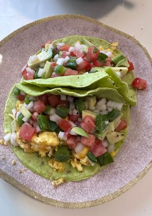 Una foto de Tacos de huevo con nopales