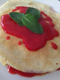 Una foto de Tortitas de avena con fresa y menta
