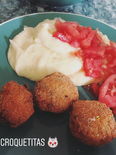 Una foto de Croquetas de atún con puré