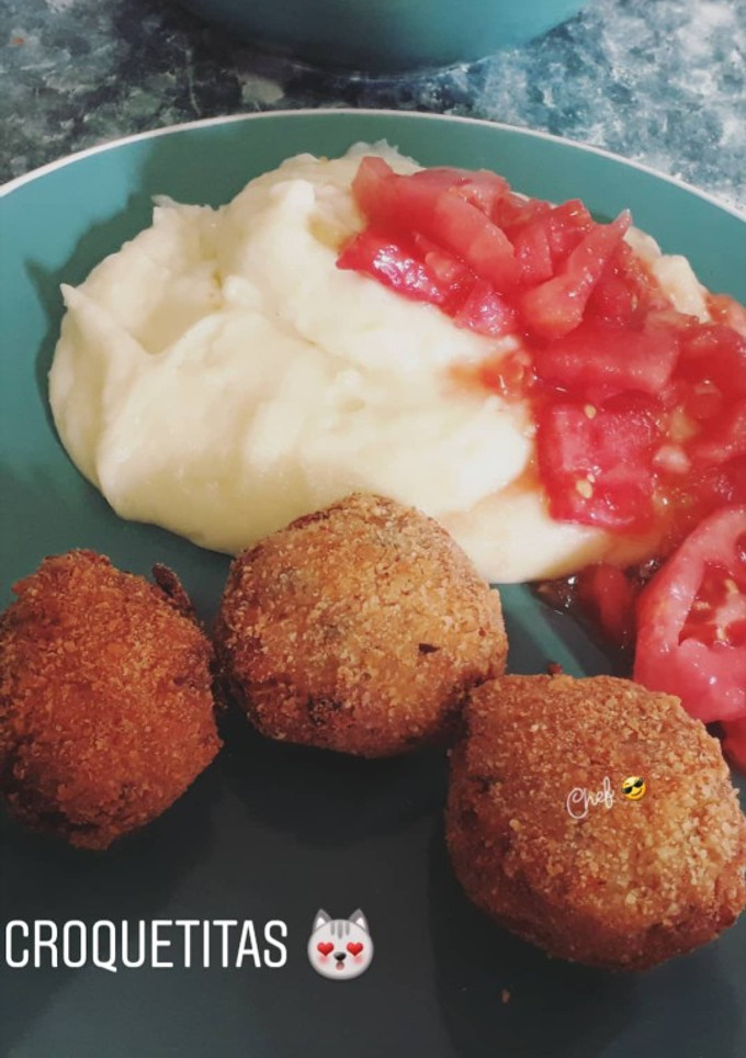 Una foto de Croquetas de atún con puré