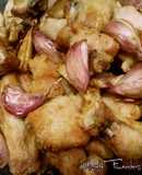 Pollo frito con ajos morados
