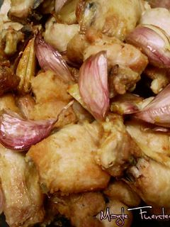 Una foto de Pollo frito con ajos morados