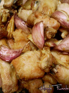 Una foto de Pollo frito con ajos morados