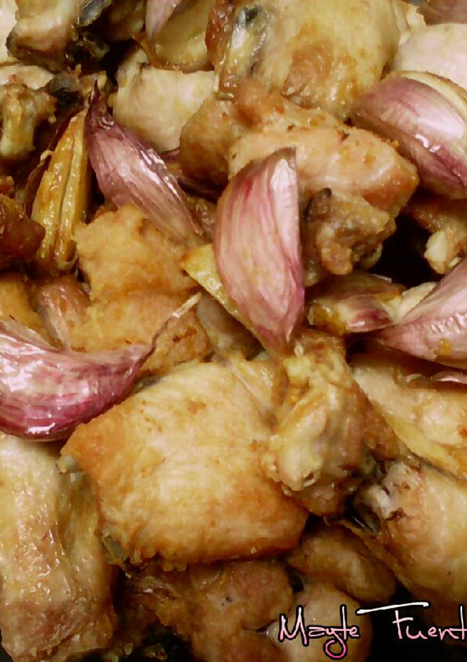 Una foto de Pollo frito con ajos morados