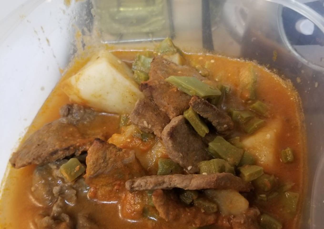 Bisteces con papas y nopales en salsa de jitomate