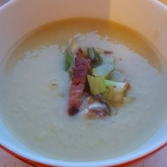 A picture of Simple leek and patato soup.