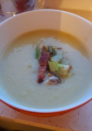A picture of Simple leek and patato soup.