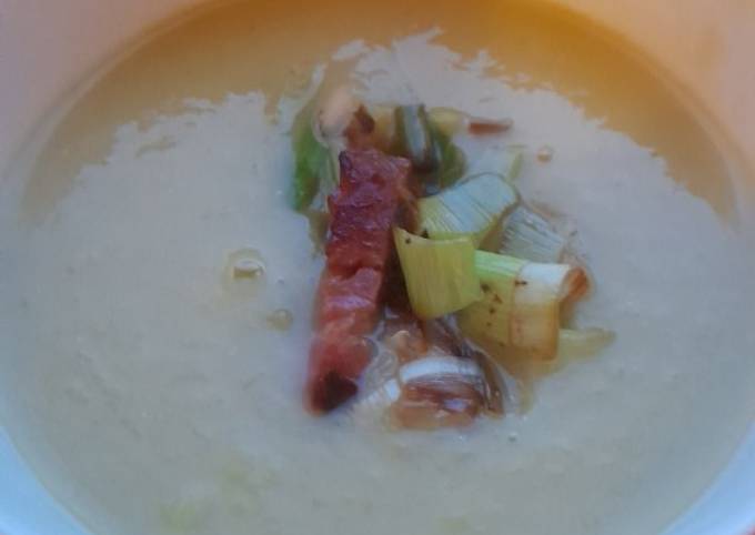 Simple leek and patato soup