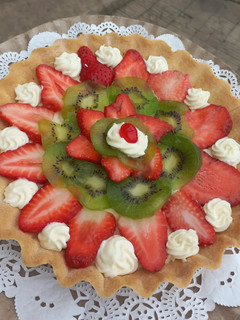 Una foto de Tarta frutal 🍓 🥝 🍌