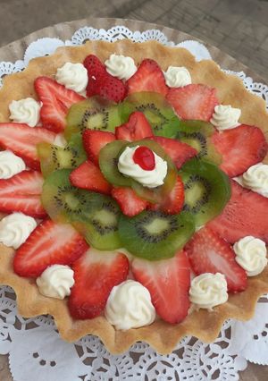 Una foto de Tarta frutal 🍓 🥝 🍌