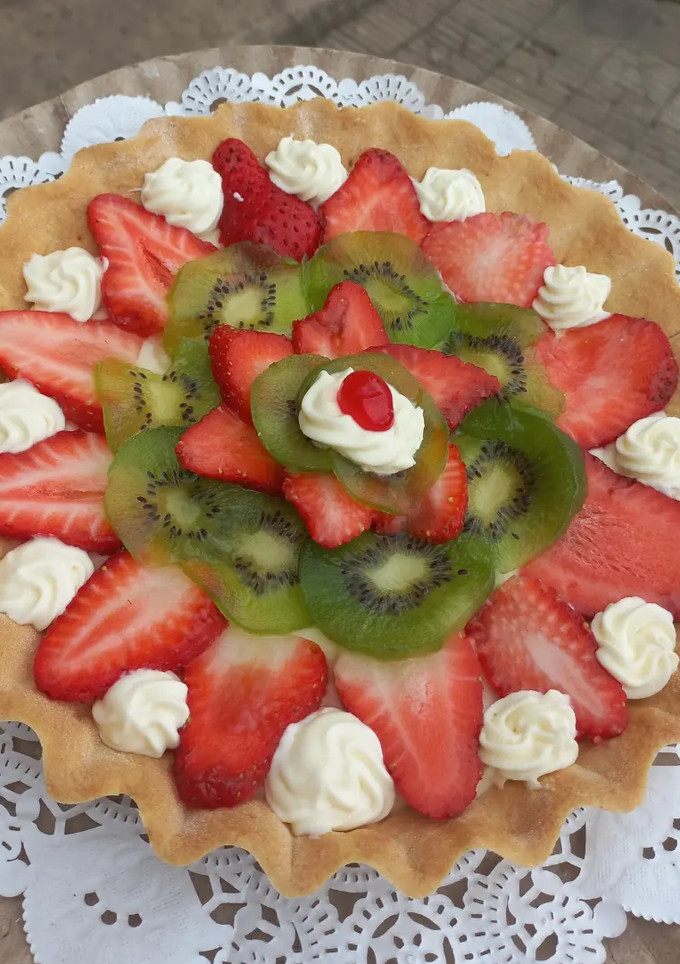 Una foto de Tarta frutal 🍓 🥝 🍌