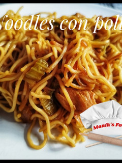 Una foto de Noodles con pollo