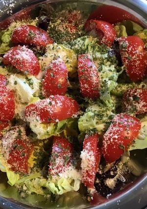 Une photo de Laitue bicolore aux tomates parmesan et persil