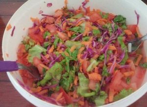 Una foto de Ensalada de repollo morado y zanahoria