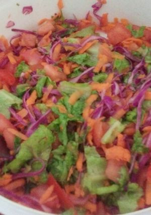 Una foto de Ensalada de repollo morado y zanahoria
