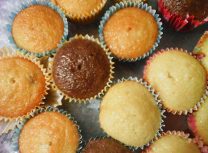 Una foto de Cupcakes de vainilla con lunetas y fresa