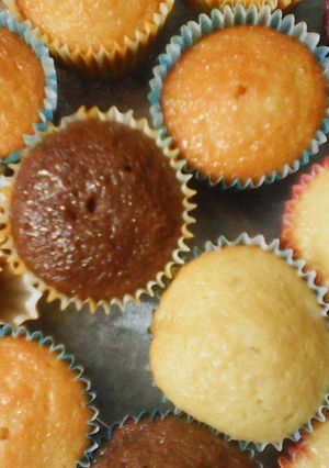 Una foto de Cupcakes de vainilla con lunetas y fresa