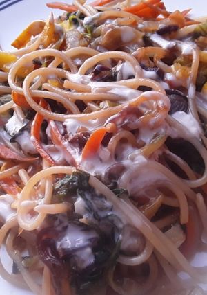 Una foto de Espaguetis a mi manera🍝🥙🍝🥗