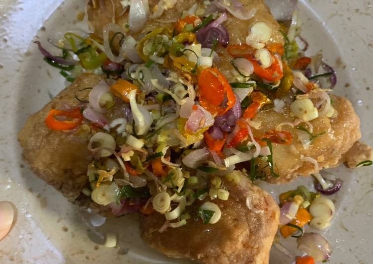 Langkah Mudah untuk Membuat Sambal matah tengiri goreng tepung, Enak Banget