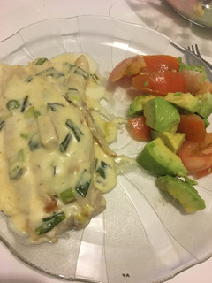 Una foto de Filet de merluza con crema de verdeo