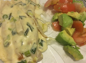 Una foto de Filet de merluza con crema de verdeo