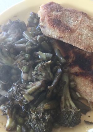 Una foto de Suprema de Pollo con Salteado de Brócoli y Chauchas