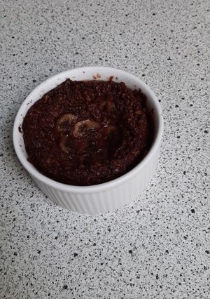 Une photo de Porridge au four banane chocolat