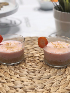 Una foto de Shots de yogurt y frutos rojos