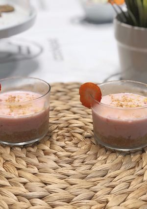 Una foto de Shots de yogurt y frutos rojos